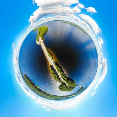 Finlandiya, Paijanne Ulusal Parkı, Paijanne Gölü 'ndeki Pulkkilanharju Sırtı adlı küçük bir gezegenin havadan panoramik görüntüsü. Drone fotoğrafçılığı