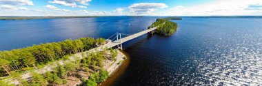 Finlandiya, Paijanne Ulusal Parkı, Paijanne Gölü 'ndeki Pulkkilanharju Tepesi' ndeki Karisalmi köprüsünün hava panoramik görüntüsü. Drone fotoğrafçılığı