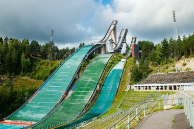 Lahti, Finlandiya - 4 Ağustos 2020: Lahti spor merkezi ve üç atlama kulesi. Sporcu en küçük kayak kulesinden atlıyor..