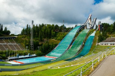 Lahti, Finlandiya - 4 Ağustos 2020: Lahti spor merkezi üç kayak kulesi ve açık yüzme havuzu ile