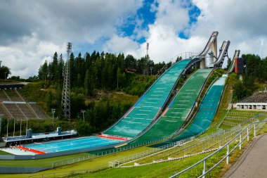 Lahti, Finlandiya - 4 Ağustos 2020: Lahti spor merkezi ve üç kayak kulesi