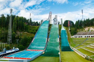 Lahti, Finlandiya - 4 Ağustos 2020: Lahti spor merkezi ve üç kayak kulesi