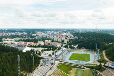 Lahti, Finlandiya - 4 Ağustos 2020: Kayak kulesi Suurmaki 'den Lahti şehrine ve spor merkezine bakın