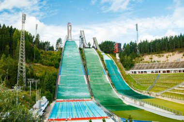 Lahti, Finlandiya - 4 Ağustos 2020: Lahti spor merkezi ve üç kayak kulesi