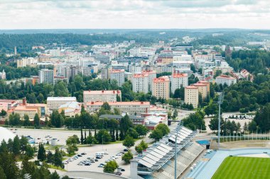 Lahti, Finlandiya - 4 Ağustos 2020: Kayak kulesi Suurmaki 'den Lahti şehrine ve spor merkezine bakın