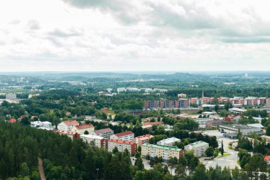 Lahti, Finlandiya - 4 Ağustos 2020: Kayak kulesi Suurmaki 'den Lahti şehrine bakın