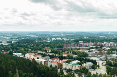 Lahti, Finlandiya - 4 Ağustos 2020: Kayak kulesi Suurmaki 'den Lahti şehrine bakın