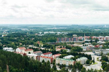 Lahti, Finlandiya - 4 Ağustos 2020: Kayak kulesi Suurmaki 'den Lahti şehrine bakın