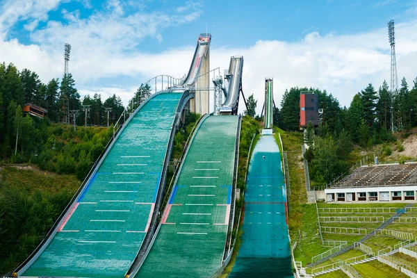 フィンランドのラハティ 2020年8月4日 3つのスキージャンプタワーを持つラハティスポーツセンター スポーツマンは最小のスキージャンプタワーからジャンプしている — ストック写真