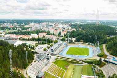Lahti, Finlandiya - 4 Ağustos 2020: Kayak kulesi Suurmaki 'den Lahti şehrine ve spor merkezine bakın