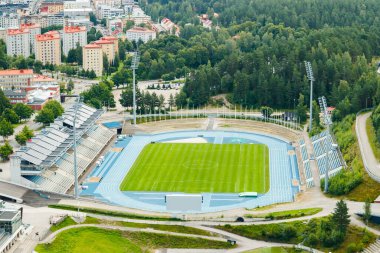 Lahti, Finlandiya - 4 Ağustos 2020: Kayak kulesi Suurmaki 'den Lahti şehrine ve spor merkezine bakın