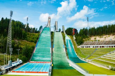 Lahti, Finlandiya - 4 Ağustos 2020: Lahti spor merkezi ve üç kayak kulesi