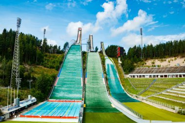 Lahti, Finlandiya - 4 Ağustos 2020: Lahti spor merkezi ve üç kayak kulesi