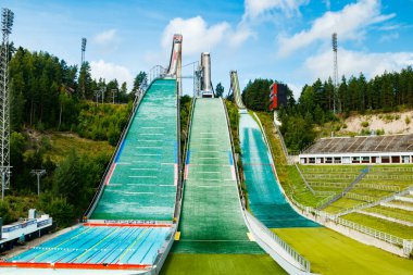 Lahti, Finlandiya - 4 Ağustos 2020: Lahti spor merkezi ve üç kayak kulesi