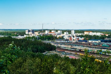 Kouvola, Finlandiya - 11 Haziran 2020: Mielakka 'dan Kouvola kentinin yukarıdan güzel manzarası. Yaz günü, Finlandiya.