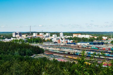 Kouvola, Finlandiya - 11 Haziran 2020: Mielakka 'dan Kouvola kentinin yukarıdan güzel manzarası. Yaz günü, Finlandiya.