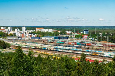 Kouvola, Finlandiya - 11 Haziran 2020: Mielakka 'dan Kouvola kentinin yukarıdan güzel manzarası. Yaz günü, Finlandiya.