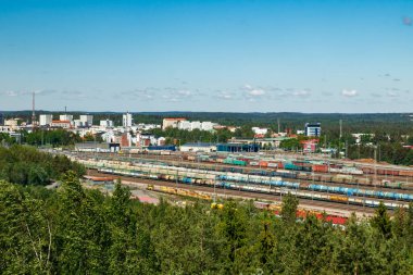 Kouvola, Finlandiya - 11 Haziran 2020: Mielakka 'dan Kouvola kentinin yukarıdan güzel manzarası. Yaz günü, Finlandiya.