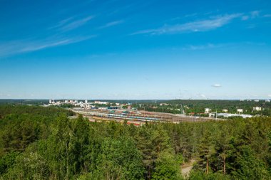 Kouvola, Finlandiya - 11 Haziran 2020: Mielakka 'dan Kouvola kentinin yukarıdan güzel manzarası. Yaz günü, Finlandiya.