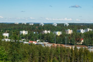 Mielakka yamacından Kouvola şehrinin güzel üst manzarası. Yaz günü, Finlandiya.