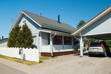 Finlandiya 'da çiçeklerle süslenmiş geleneksel ahşap ev