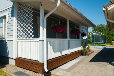 Finlandiya 'da çiçeklerle süslenmiş geleneksel ahşap ev