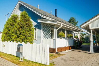 Finlandiya 'da çiçeklerle süslenmiş geleneksel ahşap ev