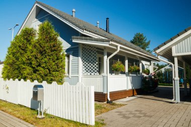 Finlandiya 'da çiçeklerle süslenmiş geleneksel ahşap ev
