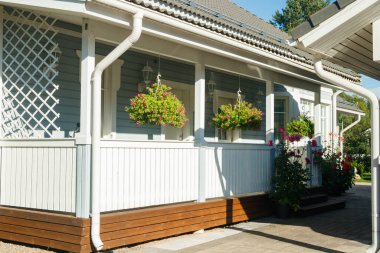 Finlandiya 'da çiçeklerle süslenmiş geleneksel ahşap ev