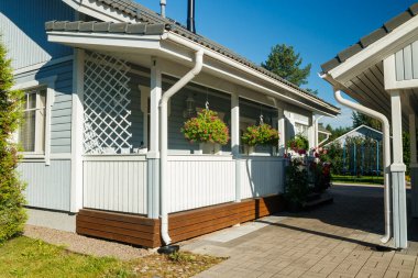 Finlandiya 'da çiçeklerle süslenmiş geleneksel ahşap ev