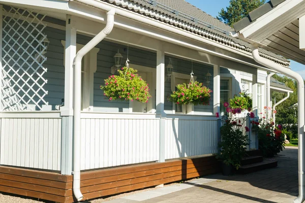 Finlandiya 'da çiçeklerle süslenmiş geleneksel ahşap ev