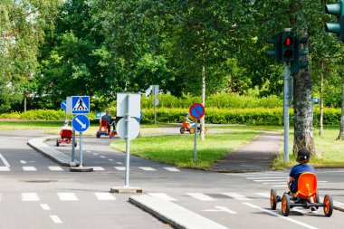 Trafik eğitimi tecrübesi, çocuklar için bir park. Mini araba yolu, trafik ışığı ve trafik ışığı.