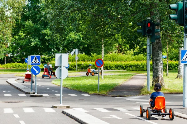 Trafik eğitimi tecrübesi, çocuklar için bir park. Mini araba yolu, trafik ışığı ve trafik ışığı.