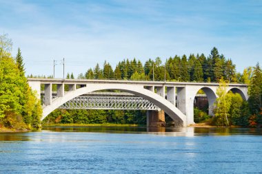 Finlandiya, Kouvola ve Koria 'daki Kymijoki nehir sularının sonbahar manzarası