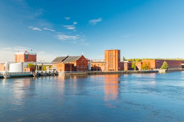 Kouvola, Finlandiya - 15 Eylül 2020: Kuusankoski 'deki Upm fabrikasının eski kırmızı tuğla binaları.