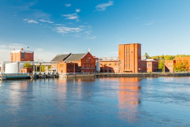 Kouvola, Finlandiya - 15 Eylül 2020: Kuusankoski 'deki Upm fabrikasının eski kırmızı tuğla binaları.