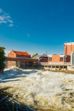 Kouvola, Finlandiya - 15 Eylül 2020: Hızlı Kuusankoski 'deki Upm fabrikasının eski kırmızı tuğla binaları.
