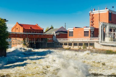 Kouvola, Finlandiya - 15 Eylül 2020: Hızlı Kuusankoski 'deki Upm fabrikasının eski kırmızı tuğla binaları.