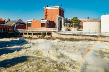 Kouvola, Finlandiya - 15 Eylül 2020: Hızlı Kuusankoski 'deki Upm fabrikasının eski kırmızı tuğla binaları