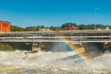 Hızlı Kuusankoski, Finlandiya 'da by-pass' ta güzel gökkuşağı