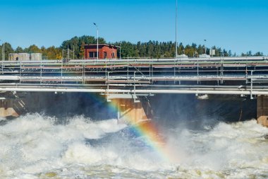 Hızlı Kuusankoski, Finlandiya 'da by-pass' ta güzel gökkuşağı