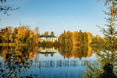 Kouvola, Finlandiya - 2 Ekim 2020: Güzel ahşap Rabbelugn Malikanesi ile sonbahar manzarası - Takamaan Kartano. Wrede aile evi 1820 'de Kymijoki nehri kıyısında inşa edildi..