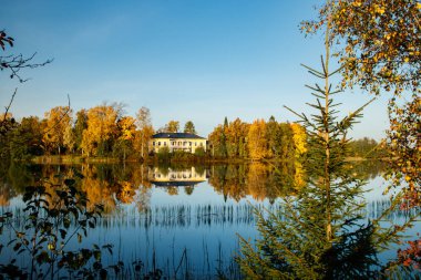 Kouvola, Finlandiya - 2 Ekim 2020: Güzel ahşap Rabbelugn Malikanesi ile sonbahar manzarası - Takamaan Kartano. Wrede aile evi 1820 'de Kymijoki nehri kıyısında inşa edildi..