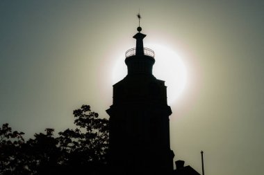 Eski Hamina belediye binasının silueti arka planda, Finlandiya