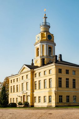 Eski Hamina Belediye Binası güneşli sonbahar gününde, Finlandiya