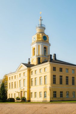 Eski Hamina Belediye Binası güneşli sonbahar gününde, Finlandiya
