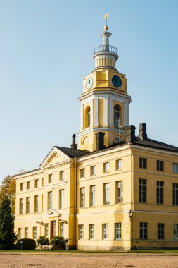 Eski Hamina Belediye Binası güneşli sonbahar gününde, Finlandiya
