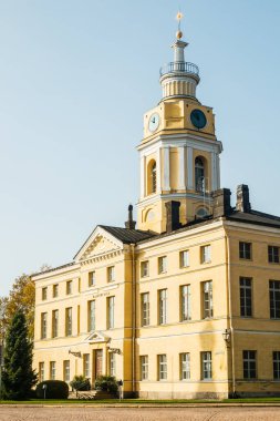 Eski Hamina Belediye Binası güneşli sonbahar gününde, Finlandiya