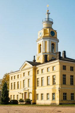 Eski Hamina Belediye Binası güneşli sonbahar gününde, Finlandiya