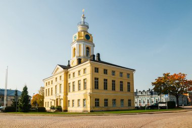 Eski Hamina Belediye Binası güneşli sonbahar gününde, Finlandiya